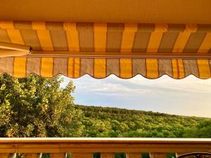 ein Fenster auf einer Veranda mit Waldblick in der Unterkunft Villa Theresa in Donji Zagon