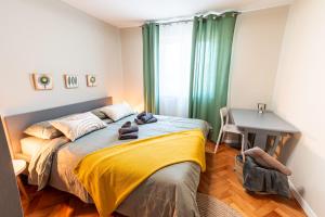 Un dormitorio con una cama y un escritorio y una ventana. en Apartment Veruda, en Pula