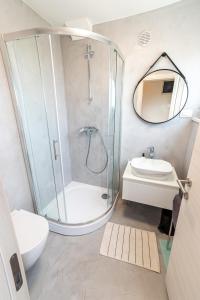 Un baño con ducha, inodoro y lavabo. en Apartment Veruda, en Pula 11 fotos más