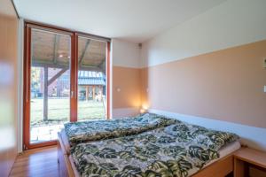 Llit o llits en una habitació de Chalupa u sv. Kryštofa Horní Bečva
