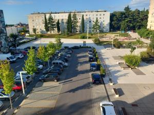 Una vista aérea de un estacionamiento con autos. en Apartment Veruda, en Pula