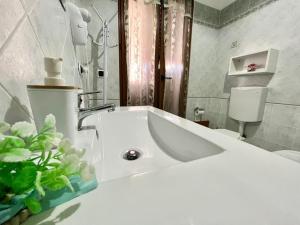 eine weiße Badewanne im Bad mit WC in der Unterkunft Il Corallo in Porto Torres