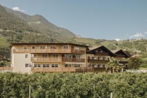 un hôtel avec des montagnes en arrière-plan dans l'établissement Hotel Elisabeth, à Merano