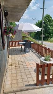patio con tavolo e ombrellone di Le puny a La Motte-en-Champsaur