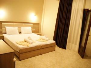 Una habitación de hotel con una cama con toallas. en Zafira Retreat en Vatopedi