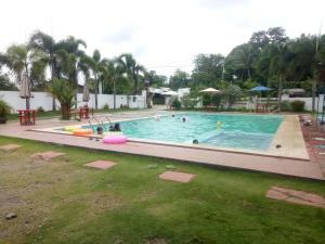 - une grande piscine avec des personnes dans l'établissement RODBON PLACE, à Sara