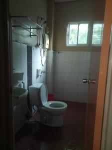 ein Bad mit einem WC, einem Waschbecken und einem Fenster in der Unterkunft RODBON PLACE in Sara