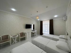 TV a/nebo společenská místnost v ubytování Ideal Hotel