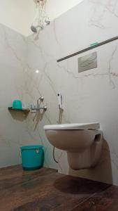 een badkamer met een toilet en een wastafel bij SPN Shubam Rooms in Tirunelveli