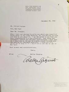 une lettre portant une signature sur une enveloppe blanche dans l'établissement 1956 Award Masterpiece .Easy conmute to NYC.Nature surrounded ., à Rye