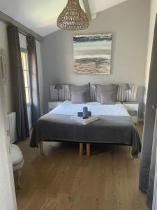 een slaapkamer met een bed en een dienblad bij appartement a 50 m de la place aux herbes in Uzès