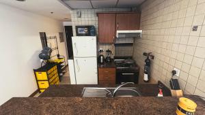 Kuchyň nebo kuchyňský kout v ubytování Yellow studio apt 913 hotel in Marina Diamond One