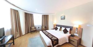 Rúm í herbergi á Hotel Mirage Regency