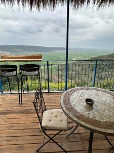 patio ze stołem i krzesłami oraz widokiem w obiekcie Simply with love w mieście Avtalyon