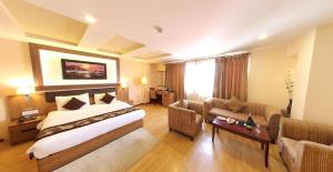 Rúm í herbergi á Hotel Mirage Regency