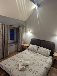ein Bett mit einem Handtuch in einem Schlafzimmer in der Unterkunft The cottage in Alston