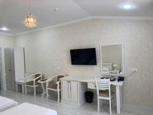 TV a/nebo společenská místnost v ubytování Ideal Hotel