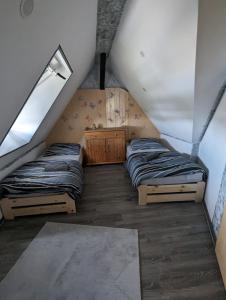 two beds in a room with a attic at MO-ZI-LA in Oberlangfurth