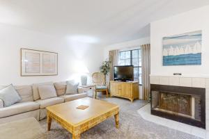 American BeachにあるTwo-story townhome with fast WiFi & pool - steps from the beachのソファと暖炉のあるリビングルーム