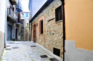 un callejón con una pared de piedra y un edificio en Il Rifugio dell'Aspide, en Roccadaspide