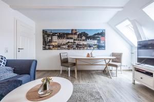 フレンスブルクにあるfewo1846 - Im Sonnenhof - komfortable 2-Zimmer-Wohnung im Stadtzentrumのリビングルーム(ソファ、テーブル付)