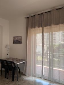 a dining room with a table and a window at Il Fante Affitta Camere in Messina