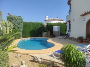 ein kleiner Pool in einem Hof neben einem Haus in der Unterkunft Villa Regina in Els Poblets in Els Poblets