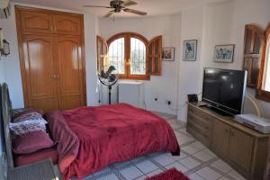Schlafzimmer mit einem Bett und einem Flachbild-TV in der Unterkunft Villa Regina in Els Poblets in Els Poblets