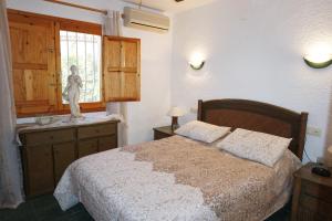 een slaapkamer met een bed en een raam bij Villa Regina in Els Poblets in Els Poblets +19 foto's