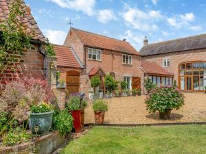 an exterior view of a house with a garden at Paddock Cottage in Scalford