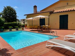 a swimming pool in front of a house at Villa Elisa in Scarperia