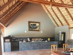 uma grande cozinha com um balcão num quarto em Thandolwami Bushlodge & Spa em Hoedspruit