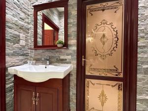 a bathroom with a sink and a mirror at شقة فاخرة غرفتين وصالة النرجس ١٣ in Riyadh