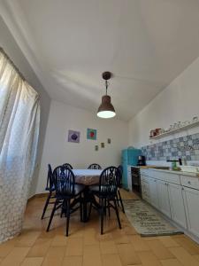 een eetkamer met een tafel en stoelen in een keuken bij Apartment Vlatka in Novalja