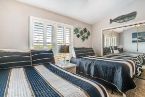 Кровать или кровати в номере Family-Friendly Beach Escape W/ Water Views, Shared Pool, Private Balcony & WiFi