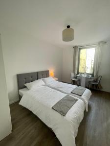 Giường trong phòng chung tại Cozy and central Apartment Lübeck