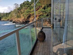 un balcón de una casa con vistas al océano en Mawo house en Santana