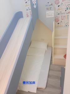Postel nebo postele na pokoji v ubytování 台東有點田民宿