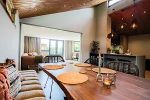 een keuken en eetkamer met een houten tafel bij Dune Lagoon in Egmond aan den Hoef