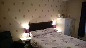 1 dormitorio con 1 cama, vestidor y 2 lámparas en Moorland House, en York