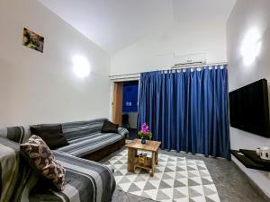 sala de estar con sofá y TV en Apartments Mani, en Trogir