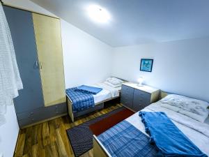ein Zimmer mit 2 Betten und einer Kommode darin in der Unterkunft Apartments Mani in Trogir