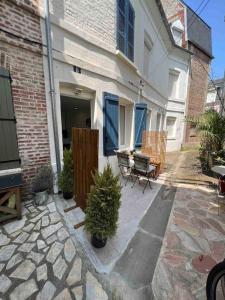 a house with a patio with chairs and plants at Maison de pêcheur Bachelet Home in Trouville-sur-Mer
