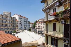 Blick auf eine Stadt mit Gebäuden und einem weißen Dach in der Unterkunft Porta Romana M3- Cosy apartament in Mailand