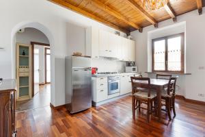 eine Küche mit einem Tisch und Stühlen im Zimmer in der Unterkunft Porta Romana M3- Cosy apartament in Mailand