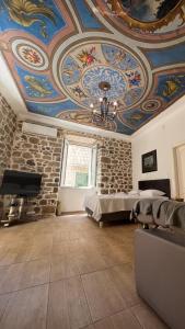 um quarto amplo com um tecto com pinturas em Royal House em Kotor