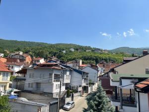 普里茲倫的住宿－Center Side，享有拥有房屋和街道的城镇美景