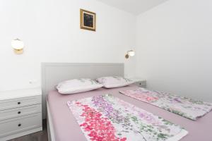 um quarto com uma cama com duas almofadas em Modern apartment with swimming pool em Kaštela