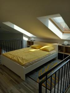 埃斯泰爾戈姆的住宿－Gemini Apartman，一间卧室配有一张床和天窗