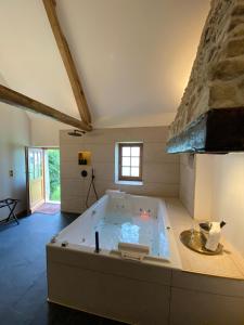 - une grande salle de bains pourvue d'une baignoire dans l'établissement Domaine de Prestal, à Le Merlerault